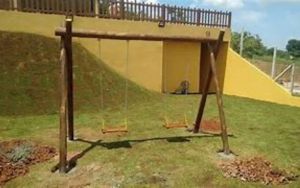 Balanço Duplo de Madeira para Playground